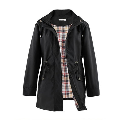 Długa kurtka z kapturem, sznurkiem w pasie i zamkiem błyskawicznym