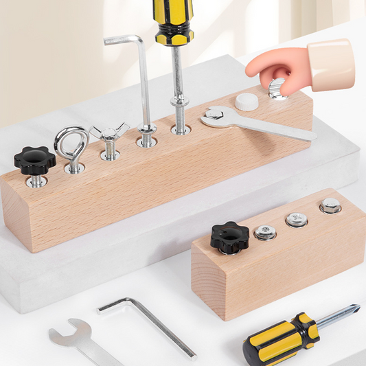 Drewniana zabawka Montessori z śrubokrętem