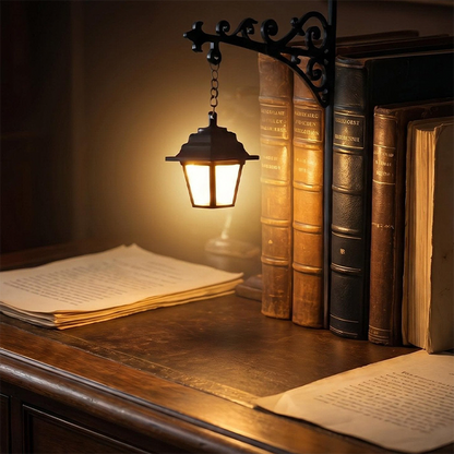 📚 Miniaturowa, retro lampka – podpórka do książek w kształcie latarni ulicznej – dekoracyjna i z ciepłym światłem ✨