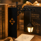 📚 Miniaturowa, retro lampka – podpórka do książek w kształcie latarni ulicznej – dekoracyjna i z ciepłym światłem ✨